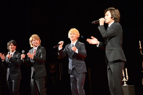 TAKUMI（右）から自己紹介を始めるDISH//。