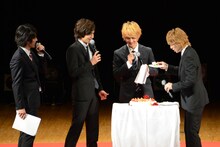 バースデーケーキを囲むDISH//。