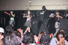 「デスラビッツ 2ndワンマンライブ～えみ・ゆず・かりん VS 部長～ 第二回戦」のライブの様子。（Photo by t.SAKUMA）