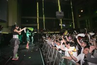 「デスラビッツ 2ndワンマンライブ～えみ・ゆず・かりん VS 部長～ 第二回戦」のライブの様子。（Photo by t.SAKUMA）