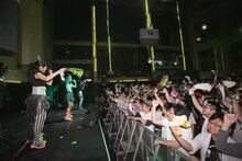 「デスラビッツ 2ndワンマンライブ～えみ・ゆず・かりん VS 部長～ 第二回戦」のライブの様子。（Photo by t.SAKUMA）