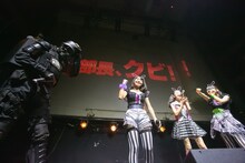 「デスラビッツ 2ndワンマンライブ～えみ・ゆず・かりん VS 部長～ 第二回戦」のライブの様子。（Photo by t.SAKUMA）