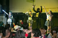 「デスラビッツ 2ndワンマンライブ～えみ・ゆず・かりん VS 部長～ 第二回戦」のライブの様子。（Photo by t.SAKUMA）