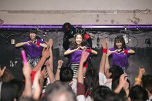 「デスラビッツ 2ndワンマンライブ～えみ・ゆず・かりん VS 部長～ 第二回戦」のライブの様子。（Photo by t.SAKUMA）