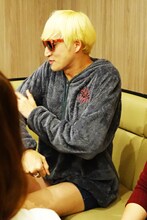 曲決め会議中のたなしん（B, Cho / グッドモーニングアメリカ）