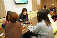 渡邊幸一（G, Cho / グッドモーニングアメリカ）チームの曲決めの様子。