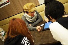 金廣真悟（Vo, G / グッドモーニングアメリカ）チームの曲決めの様子。