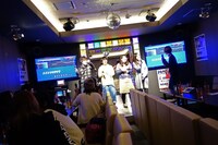 渡邊幸一（G, Cho / グッドモーニングアメリカ）チームのカラオケ歌唱の様子。