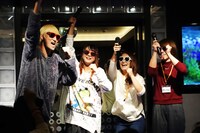 たなしん（B, Cho / グッドモーニングアメリカ）チームのカラオケ歌唱の様子。