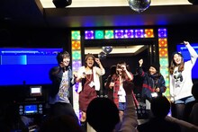 ペギ（Dr, Cho / グッドモーニングアメリカ）チームのカラオケ歌唱の様子。