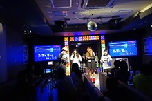 金廣真悟（Vo, G / グッドモーニングアメリカ）チームのカラオケ歌唱の様子。