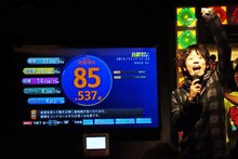 最下位脱出が決まり喜ぶ渡邊幸一（G, Cho / グッドモーニングアメリカ）。