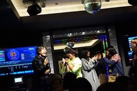 最下位脱出が決まり喜び合う渡邊幸一（G, Cho / グッドモーニングアメリカ）チーム。