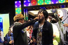 グッドモーニングアメリカとファンによるカラオケ合唱の様子。