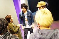 グッドモーニングアメリカによるファン送り出しの様子。