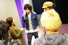 グッドモーニングアメリカによるファン送り出しの様子。