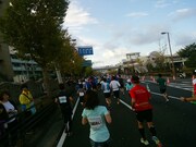 走る川嶋あい。