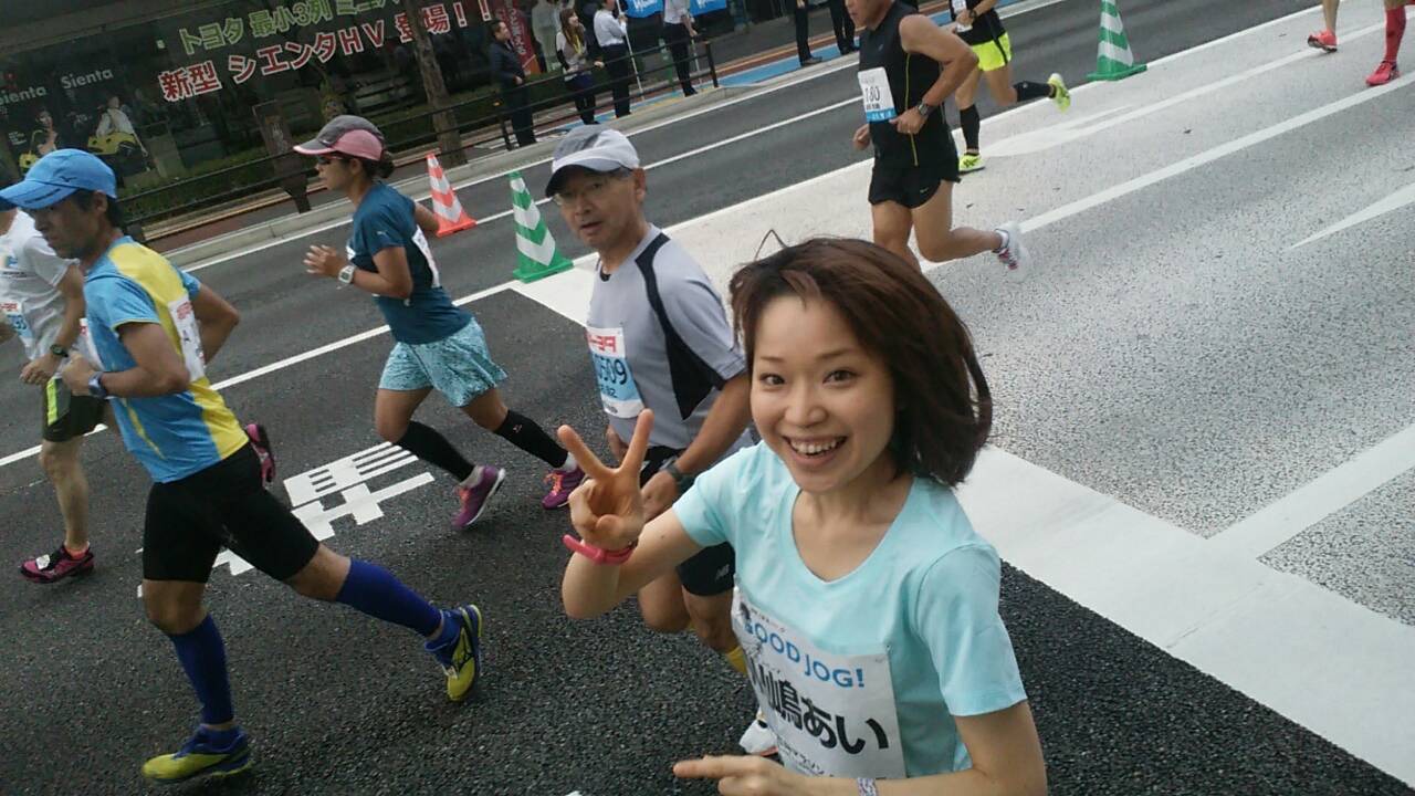 走る川嶋あい。