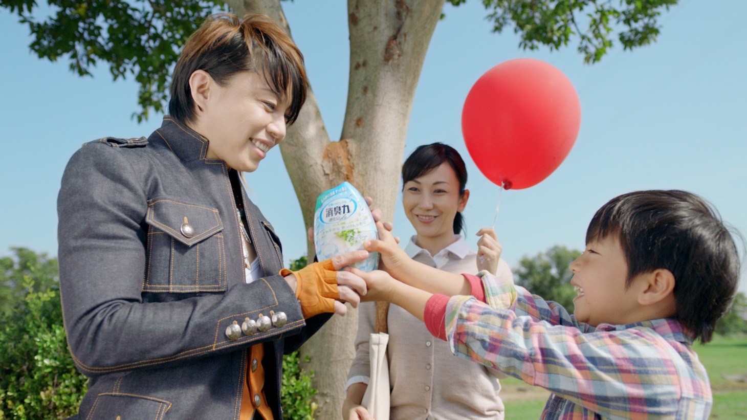 「消臭力」CM「“国民の歌”編」のワンシーン。