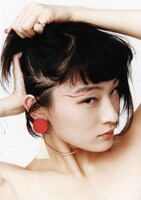 水曜日のカンパネラ×High-Me TOKYOのコラボアクセサリーを身に付けたコムアイ。