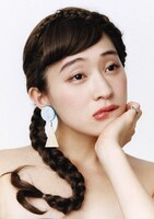 水曜日のカンパネラ×High-Me TOKYOのコラボアクセサリーを身に付けたコムアイ。