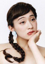 水曜日のカンパネラ×High-Me TOKYOのコラボアクセサリーを身に付けたコムアイ。