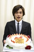 終演後、ケーキを手にするTAKUMI。