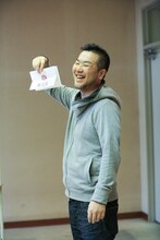 欠席の安藤ゆずに代わりくじを引く“店長”こと長谷川マネージャー。（撮影：笹森健一）