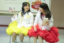 左から伊藤千由李、秋本帆華。（撮影：笹森健一）