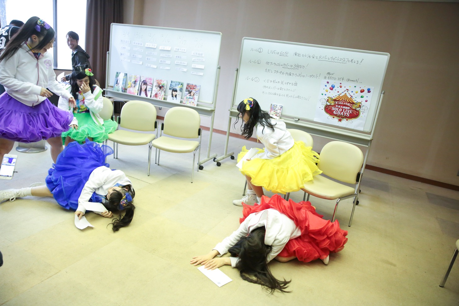 抽選結果に倒れ込む咲良菜緒（青）と秋本帆華（赤）。（撮影：笹森健一）