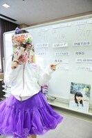 欠席の安藤ゆずに代わり記念撮影する大黒柚姫。（撮影：笹森健一）