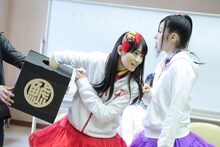 くじを引く秋本帆華。（撮影：笹森健一）