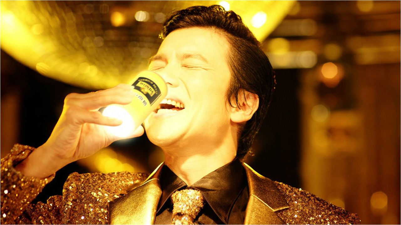 アサヒ飲料「ワンダ 金の微糖 “男の輝き編”」CMのワンシーン。