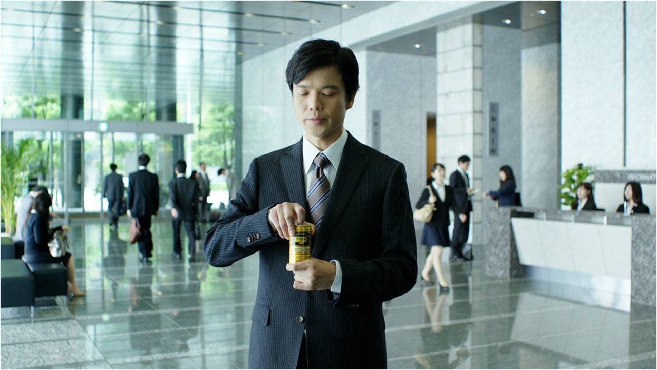 アサヒ飲料「ワンダ 金の微糖 “男の輝き編”」CMのワンシーン。