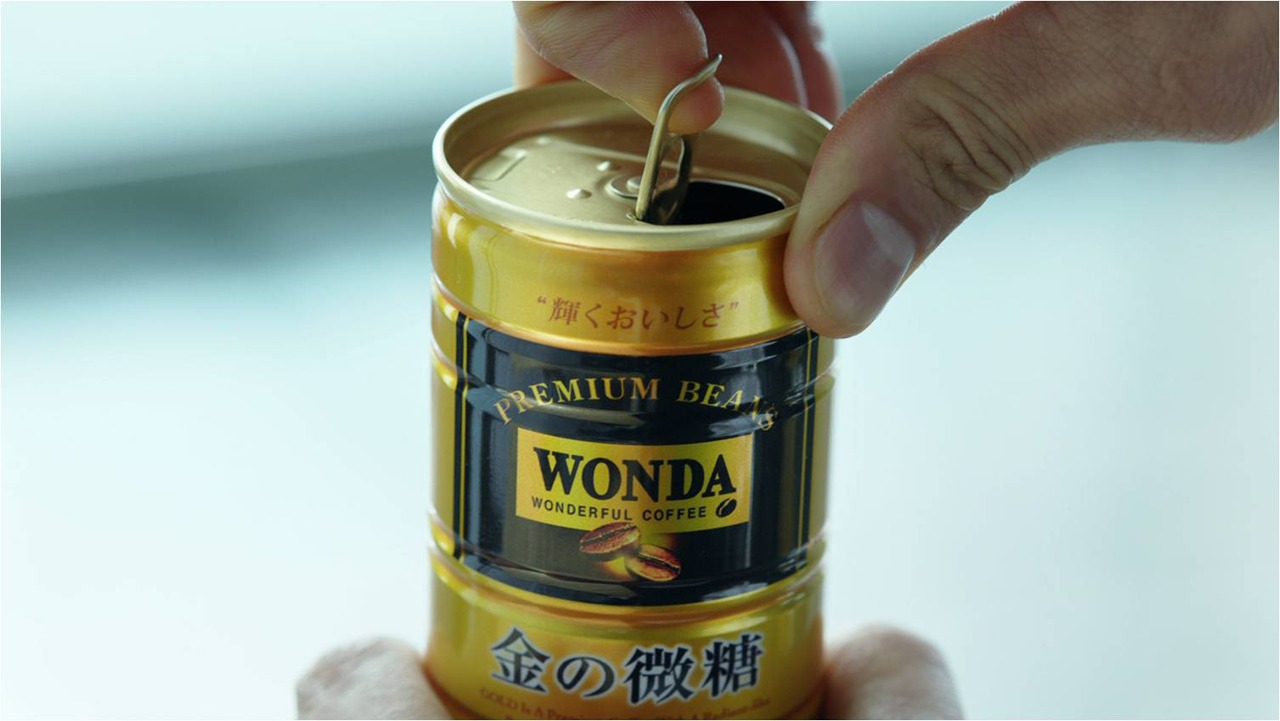 アサヒ飲料「ワンダ 金の微糖 “男の輝き編”」CMのワンシーン。