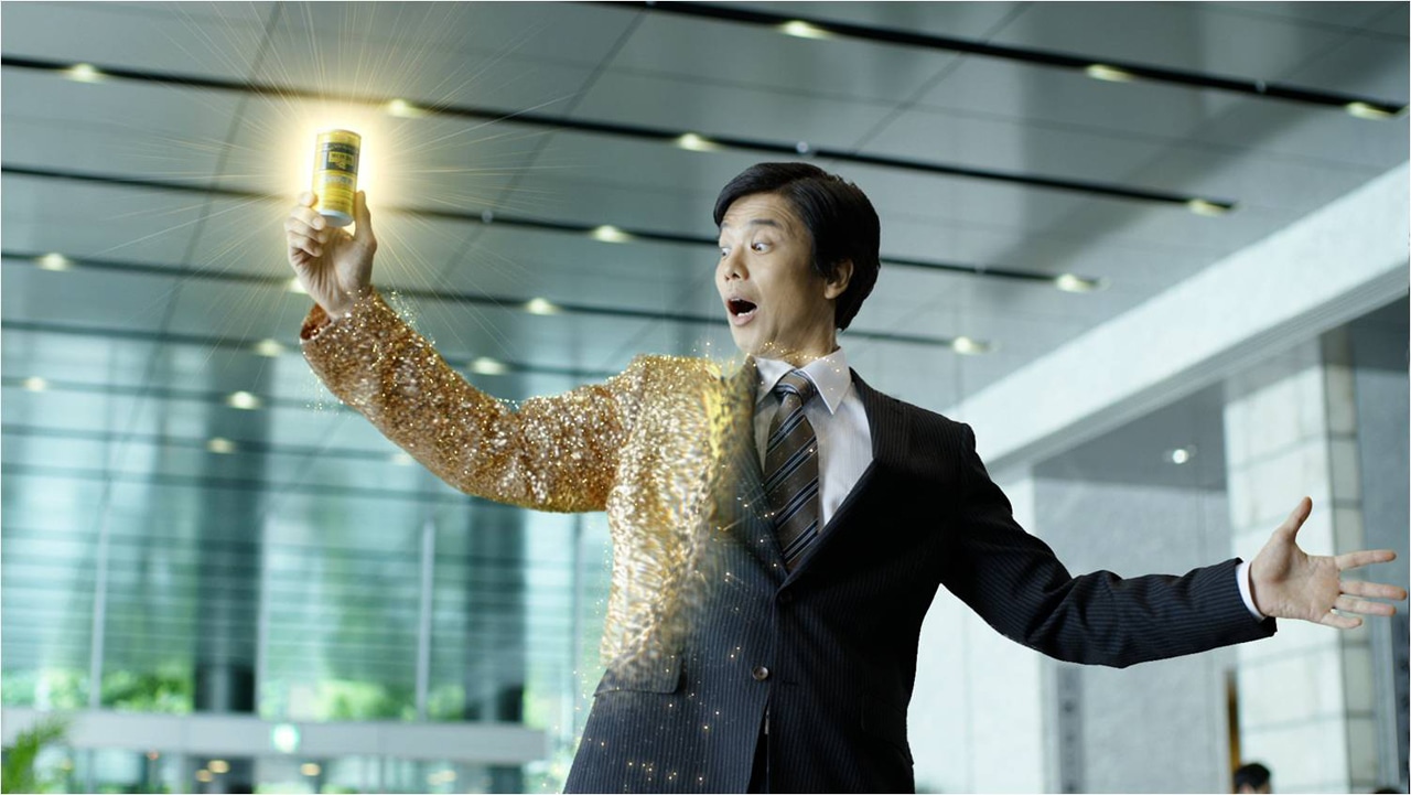 アサヒ飲料「ワンダ 金の微糖 “男の輝き編”」CMのワンシーン。