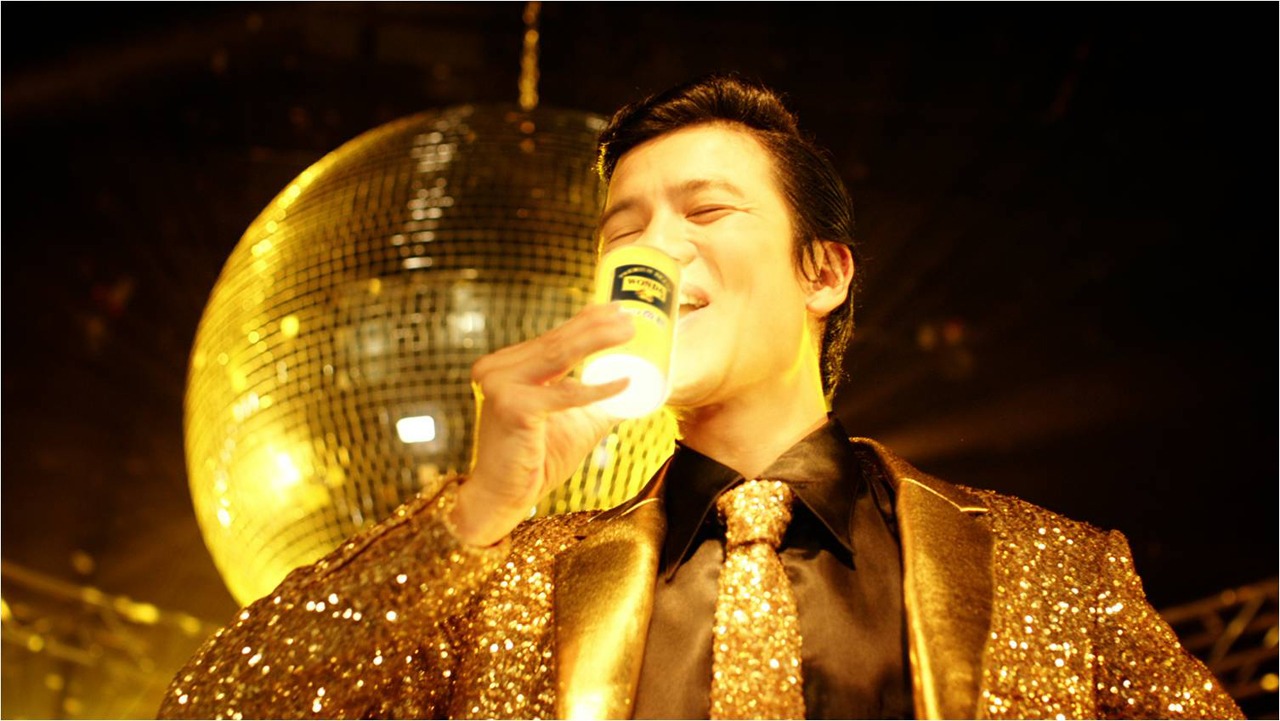 アサヒ飲料「ワンダ 金の微糖 “男の輝き編”」CMのワンシーン。