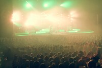 「Aimer Live Tour "DAWN"」東京・昭和女子大学 人見記念講堂公演の様子。（写真提供：SME Records）