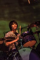 シミズヒロフミ（Dr）（Photo by Daisuke Miyashita）