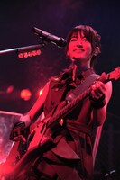 ギターをかき鳴らすみかこし。（撮影：岡本麻衣）