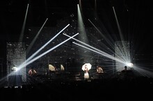 傘を手に「アンブレラ」を歌うみかこし。（撮影：岡本麻衣）