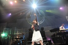 小松未可子「ハピこし！ライブ2015 ～青春×SURVIVAL～」の様子。（撮影：岡本麻衣）