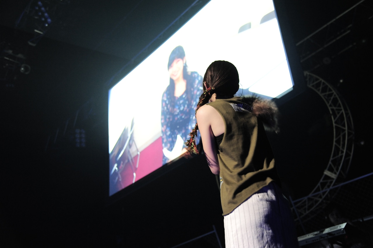 “17歳教”教祖・井上喜久子のコメント映像を見つめるみかこし。（撮影：岡本麻衣）