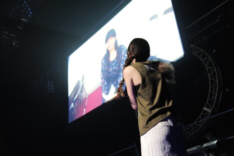 “17歳教”教祖・井上喜久子のコメント映像を見つめるみかこし。（撮影：岡本麻衣）