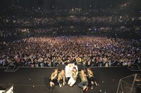 みかこ市民（小松未可子ファンの総称）と記念撮影するみかこし。（撮影：岡本麻衣）