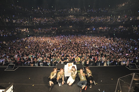 みかこ市民（小松未可子ファンの総称）と記念撮影するみかこし。（撮影：岡本麻衣）