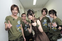 ライブ前に気合を入れるみかこしとバンドメンバー。（撮影：岡本麻衣）