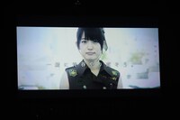 幕間のムービーで1人コントを繰り広げるみかこし。（撮影：岡本麻衣）