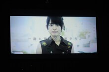 幕間のムービーで1人コントを繰り広げるみかこし。（撮影：岡本麻衣）