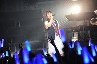 小松未可子「ハピこし！ライブ2015 ～青春×SURVIVAL～」の様子。（撮影：岡本麻衣）